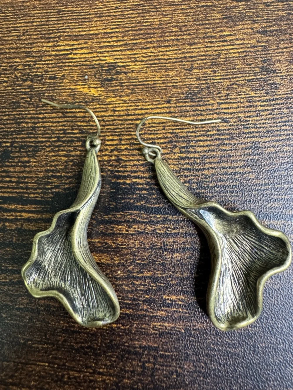 🍄Hand Crafted Gold Organic Leaf Drop Earrings - Abstract Brass - Picture 3 of 5